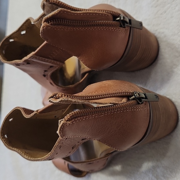 7.5 Lucky Brand Shoes - Picture 5 of 5